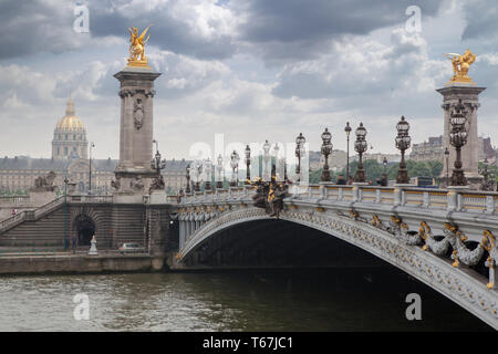 Pont Alexandre III Brücke mit Blick auf die Stadt und den Fluss, bewölkten Tag. Frankreich Paris Stockfoto
