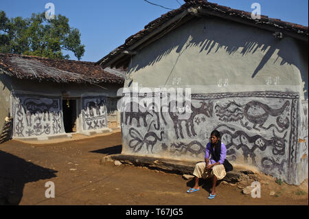 Niedrige Kaste Frau + Khovar Kunst (Indien) Stockfoto