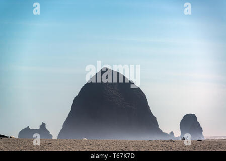 Blick auf die atemberaubende Haystack Rock am Strand in Cannon Beach, Oregon Stockfoto