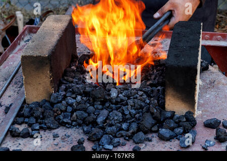 Schmied Ofen mit glühenden Kohlen Stockfoto