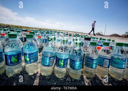 Flaschen für Wasserproben, die in einem Bauernhof Feld in Pixley. Obwohl, viel Wasser, flachen Feldern und moderne Bewässerungssysteme der Abfälle begrenzen. Im Allgemeinen, Gemüsefeldern benötigt nur einen Bruchteil der Wasser, die für die Tierhaltung benötigt wird. Stockfoto