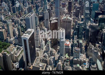 Der Stadtteil Midtown Manhattan, mit dem Trump Tower (Mitte). Der Trump Tower ist ein 68 Stock gemischt genutzte Hochhaus, mit Büros und luxuriöse Eigentumswohnungen und eine große öffentliche Atrium. Das Gebäude auch das zentrale und private aprtments der Trumpf-Familie. Stockfoto