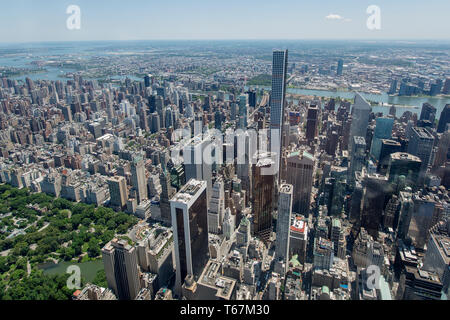 Der Stadtteil Midtown Manhattan, mit dem Trump Tower (Mitte). Der Trump Tower ist ein 68 Stock gemischt genutzte Hochhaus, mit Büros und luxuriöse Eigentumswohnungen und eine große öffentliche Atrium. Das Gebäude auch das zentrale und private aprtments der Trumpf-Familie. Stockfoto