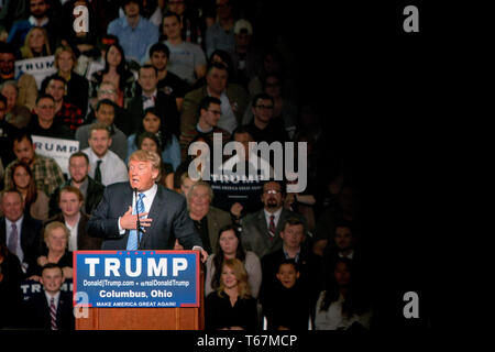 Präsidentschaftskandidaten Donald Trump (R) spricht auf einer Veranstaltung in der Arena Convention Center in Columbus. Stockfoto