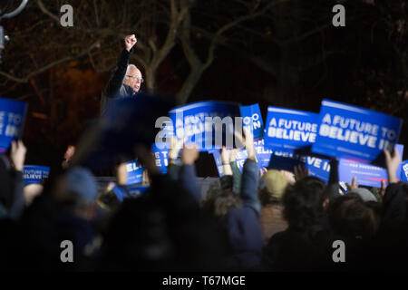 Präsidentschaftskandidat Senator Bernie Sanders (D-VT) spricht bei einer Kundgebung in der Washington Square Park in New York. Stockfoto