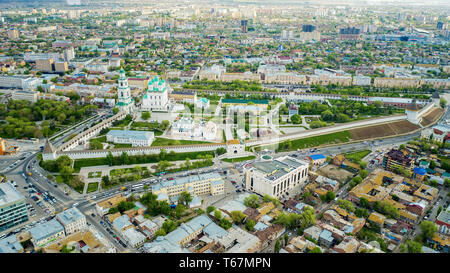 Astrachan, Russland - 29. April 2019: Blick von oben auf die Stadt Astrachan und den Kreml. Russland Stockfoto