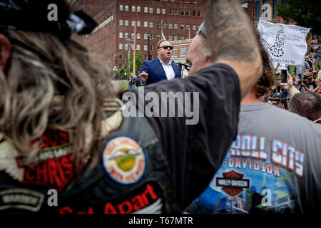 Radio Schlagschotte, Verschwörungstheoretiker und Gründer von Infowars, Alex Jones, an einem pro Waffe Rallye zu Beginn der Republican National Convention in Cleveland. Stockfoto