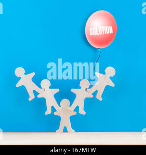 Mehrere Holzfiguren in verschiedenen Situationen. Teamwork Konzept. Brainstorming. Neue Ideen. Nicht standardmäßige Ansatz zur Lösung von Problemen. Stockfoto