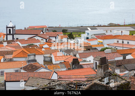 Vila do corvo Dorf und Landebahn, Corvo Island, Azoren, Portugal. Stockfoto