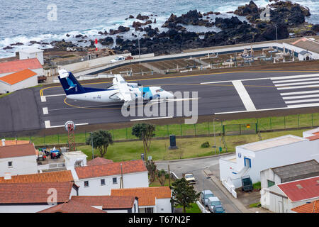 Vila do corvo Dorf und Landebahn, Corvo Island, Azoren, Portugal. Stockfoto