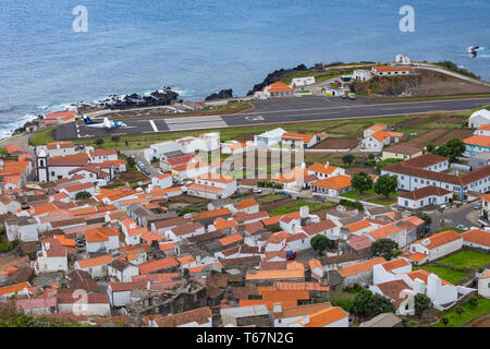 Vila do corvo Dorf und Landebahn, Corvo Island, Azoren, Portugal. Stockfoto