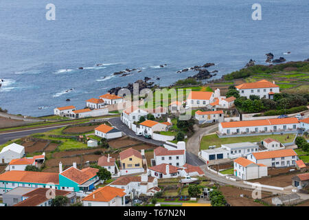 Vila do corvo Dorf und Landebahn, Corvo Island, Azoren, Portugal. Stockfoto