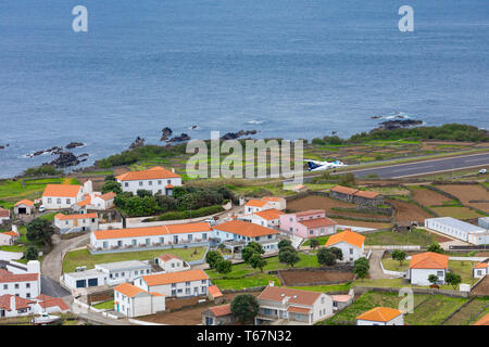 Vila do corvo Dorf und Landebahn, Corvo Island, Azoren, Portugal. Stockfoto