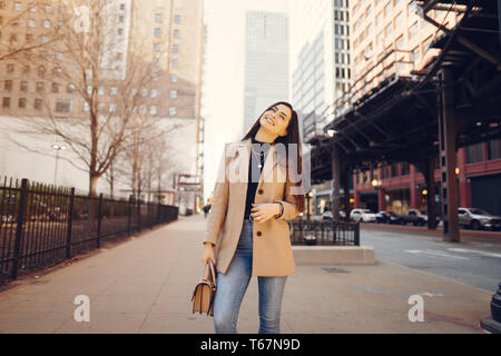 Mode Mädchen zu Fuß in einer zweimal jährlich erscheinende Mode-Special Stadt Stockfoto