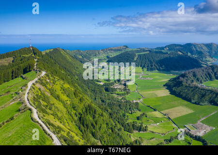 Luftaufnahme von Sete Cidades am Lago Azul auf der Insel Sao Miguel, Azoren, Portugal. Foto gemacht von oben durch die Drohne. Stockfoto