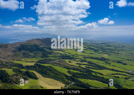 Luftaufnahme von Sete Cidades am Lago Azul auf der Insel Sao Miguel, Azoren, Portugal. Foto gemacht von oben durch die Drohne. Stockfoto