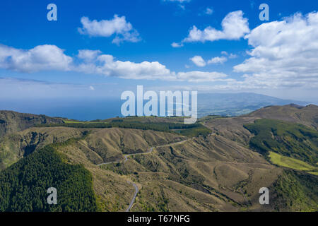 Luftaufnahme von Sete Cidades am Lago Azul auf der Insel Sao Miguel, Azoren, Portugal. Foto gemacht von oben durch die Drohne. Stockfoto