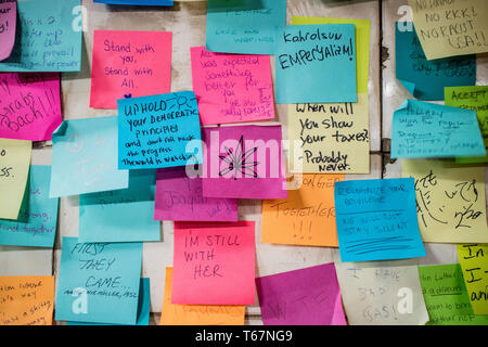 U-Bahn Stimmung - Künstler Deich übergeben, Post-it-Notizen zu den Leuten auf der 6th Ave L-Zug der U-Bahn Station in New York City direkt nach der Wahl, so dass die Reisenden eine Chance, ihre Gefühle zum Ausdruck zu bringen. Jetzt die Aufkleber sind alle über, mit dem Ausdruck der Frustration, Trauer und Hoffnung. Diese Bilder sind vom Union Square U-Bahn Station. Stockfoto