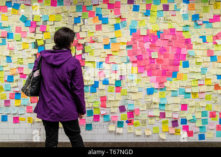 U-Bahn Stimmung - Künstler Deich übergeben, Post-it-Notizen zu den Leuten auf der 6th Ave L-Zug der U-Bahn Station in New York City direkt nach der Wahl, so dass die Reisenden eine Chance, ihre Gefühle zum Ausdruck zu bringen. Jetzt die Aufkleber sind alle über, mit dem Ausdruck der Frustration, Trauer und Hoffnung. Diese Bilder sind vom Union Square U-Bahn Station. Stockfoto