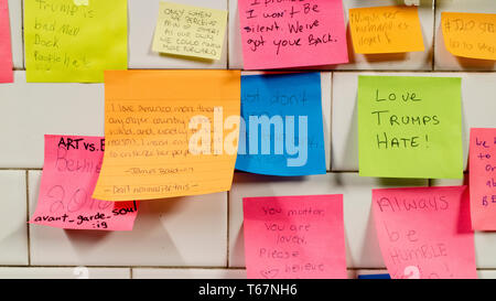 U-Bahn Stimmung - Künstler Deich übergeben, Post-it-Notizen zu den Leuten auf der 6th Ave L-Zug der U-Bahn Station in New York City direkt nach der Wahl, so dass die Reisenden eine Chance, ihre Gefühle zum Ausdruck zu bringen. Jetzt die Aufkleber sind alle über, mit dem Ausdruck der Frustration, Trauer und Hoffnung. Diese Bilder sind vom Union Square U-Bahn Station. Stockfoto