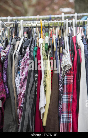 Kleidung auf einem Rack in einem Flohmarkt Stockfoto