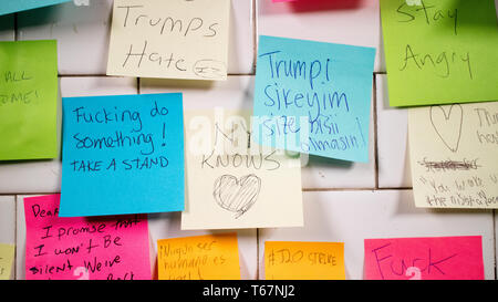 U-Bahn Stimmung - Künstler Deich übergeben, Post-it-Notizen zu den Leuten auf der 6th Ave L-Zug der U-Bahn Station in New York City direkt nach der Wahl, so dass die Reisenden eine Chance, ihre Gefühle zum Ausdruck zu bringen. Jetzt die Aufkleber sind alle über, mit dem Ausdruck der Frustration, Trauer und Hoffnung. Diese Bilder sind vom Union Square U-Bahn Station. Stockfoto