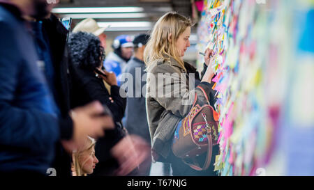 U-Bahn Stimmung - Künstler Deich übergeben, Post-it-Notizen zu den Leuten auf der 6th Ave L-Zug der U-Bahn Station in New York City direkt nach der Wahl, so dass die Reisenden eine Chance, ihre Gefühle zum Ausdruck zu bringen. Jetzt die Aufkleber sind alle über, mit dem Ausdruck der Frustration, Trauer und Hoffnung. Diese Bilder sind vom Union Square U-Bahn Station. Stockfoto