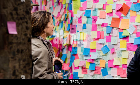 U-Bahn Stimmung - Künstler Deich übergeben, Post-it-Notizen zu den Leuten auf der 6th Ave L-Zug der U-Bahn Station in New York City direkt nach der Wahl, so dass die Reisenden eine Chance, ihre Gefühle zum Ausdruck zu bringen. Jetzt die Aufkleber sind alle über, mit dem Ausdruck der Frustration, Trauer und Hoffnung. Diese Bilder sind vom Union Square U-Bahn Station. Stockfoto