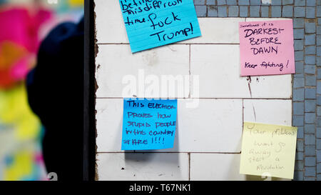 U-Bahn Stimmung - Künstler Deich übergeben, Post-it-Notizen zu den Leuten auf der 6th Ave L-Zug der U-Bahn Station in New York City direkt nach der Wahl, so dass die Reisenden eine Chance, ihre Gefühle zum Ausdruck zu bringen. Jetzt die Aufkleber sind alle über, mit dem Ausdruck der Frustration, Trauer und Hoffnung. Diese Bilder sind vom Union Square U-Bahn Station. Stockfoto