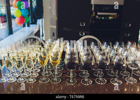 Catering Services. Gläser mit Wein in der Zeile Hintergrund im Restaurant Party. Stockfoto