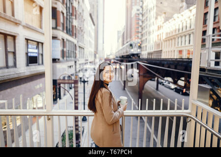 Mode Mädchen zu Fuß in einer zweimal jährlich erscheinende Mode-Special Stadt Stockfoto