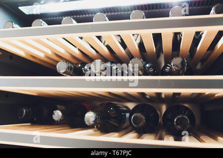 Speichern von Flaschen Wein in einem Kühlschrank. Alkoholische Karte im Restaurant. Kühlung und die Erhaltung der Wein. Stockfoto
