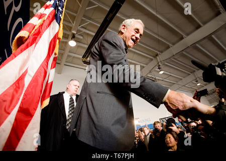 Präsidentschaftskandidat Ron Paul (R-TX) hält eine Kundgebung an der Nashua Regional Airport zusammen mit seinem Sohn Paul Rand (R-KY) Stockfoto