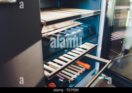 Speichern von Flaschen Wein in einem Kühlschrank. Alkoholische Karte im Restaurant. Kühlung und die Erhaltung der Wein. Stockfoto