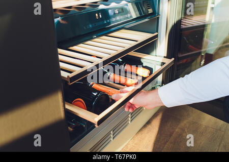 Speichern von Flaschen Wein in einem Kühlschrank. Alkoholische Karte im Restaurant. Kühlung und die Erhaltung der Wein. Stockfoto