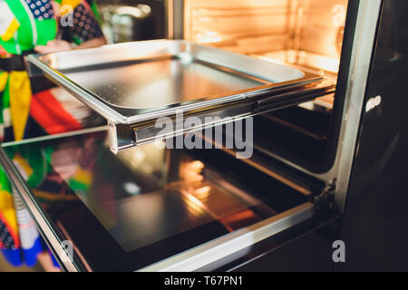 Leeren offenen elektrischen Backofen mit Heißluft Belüftung. Neuen Ofen. Tür geöffnet ist und leuchtet. Stockfoto