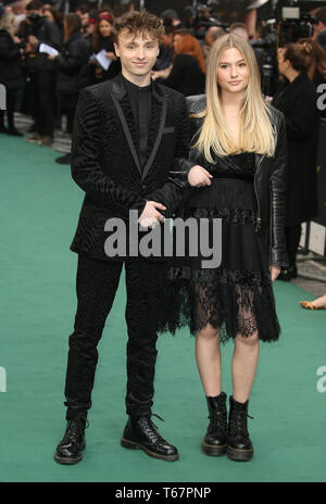 Ty Tennant (links) und Lola Thatcher die Teilnahme an der BRITISCHEN Premiere von Tolkien im Curzon Mayfair, London statt. PRESS ASSOCIATION. Bild Datum: Montag, 29. April 2019. Photo Credit: Isabel Infantes/PA-Kabel Stockfoto