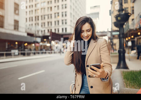 Mode Mädchen zu Fuß in einer zweimal jährlich erscheinende Mode-Special Stadt Stockfoto