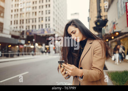 Mode Mädchen zu Fuß in einer zweimal jährlich erscheinende Mode-Special Stadt Stockfoto