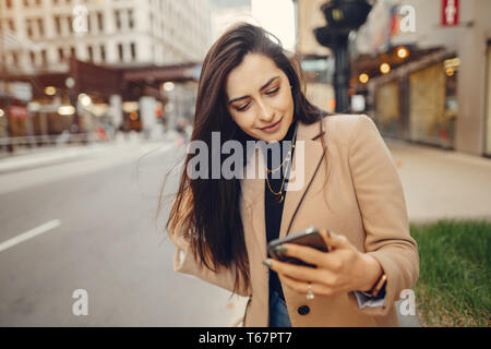 Mode Mädchen zu Fuß in einer zweimal jährlich erscheinende Mode-Special Stadt Stockfoto