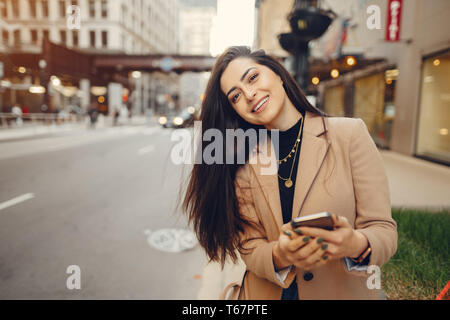 Mode Mädchen zu Fuß in einer zweimal jährlich erscheinende Mode-Special Stadt Stockfoto