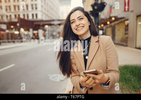 Mode Mädchen zu Fuß in einer zweimal jährlich erscheinende Mode-Special Stadt Stockfoto