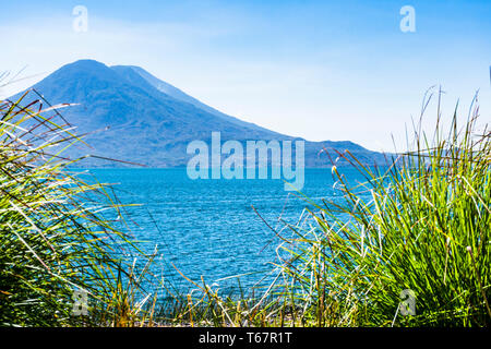 Blick auf den Lago Atitlan Atitlan mit Toliman & Vulkane am Horizont in Guatemala. Stockfoto