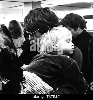 Schiphol, Niederlande - 1970, (Foto Gijsbert Hanekroot) Marlon Richards *** Local Caption *** Rolling Stones die Rolling Stones, Keith Richards und Marlon Richards Stockfoto