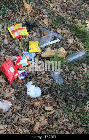 Kunststoff- und Abfall in der Britischen Landschaft Schadstoffe in die Umwelt geworfen Stockfoto