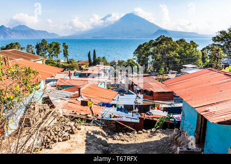 Ansicht des Hauses mit Blick auf den Dächer mit Toliman & Atitlan Vulkane am Horizont am lakeside Stadt Santa Catarina Palopo, Atitlan See, Guatemala Stockfoto