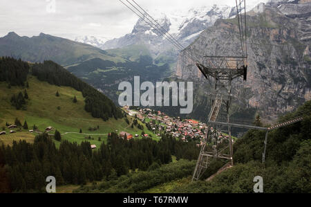 Blick hinunter nach Mürren Schilthorn aus der Gondelbahn mit dem Eiger und das Lauterbrunnental jenseits und dem Schwarzmönch und Trümmelbach Schlucht in der Stockfoto