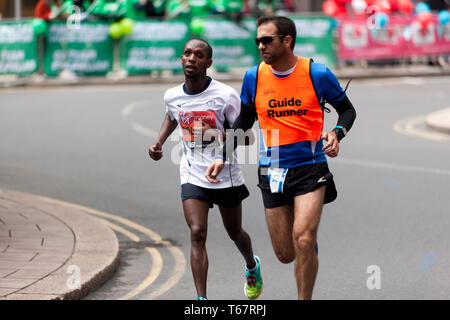 Avi Adhanany Salomo mit seinem Führer Runner, konkurrierend für Israel, in der Welt Para Leichtathletik Meisterschaften, Teil der 2019 London Marathon. Er wurde 16., in der T 11/12 Kategorie Stockfoto