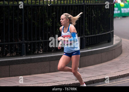 Charlotte Purdue laufen für Großbritannien, 2019 der Elite Frauen London Marathon. Charlotte beendete 10 th, in einer Zeit von 02:25:38 Stockfoto