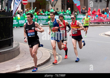 Thomas De Bock (BEL), die von Robbie Simpson (GBR), Colin Leck (USA) und Nicholas Torry (GBR) bei den Herren Elite 2019 London Matathon. Sie gingen am 22., 23., 24. und 28. bzw. (Nicholas wurde 1. bei den Männern 40-44 Kategorie) Stockfoto